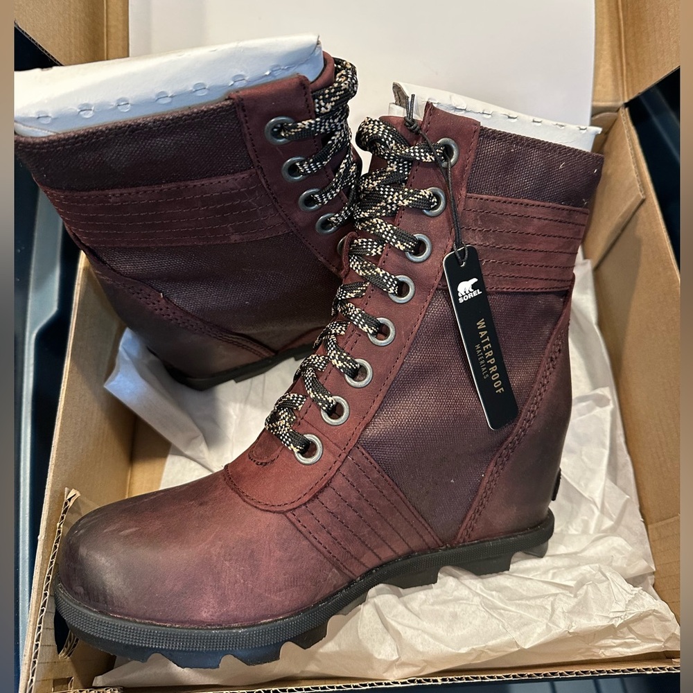Brand new inbox, Serrell women’s Lexi wedge boot in dark purple size 9